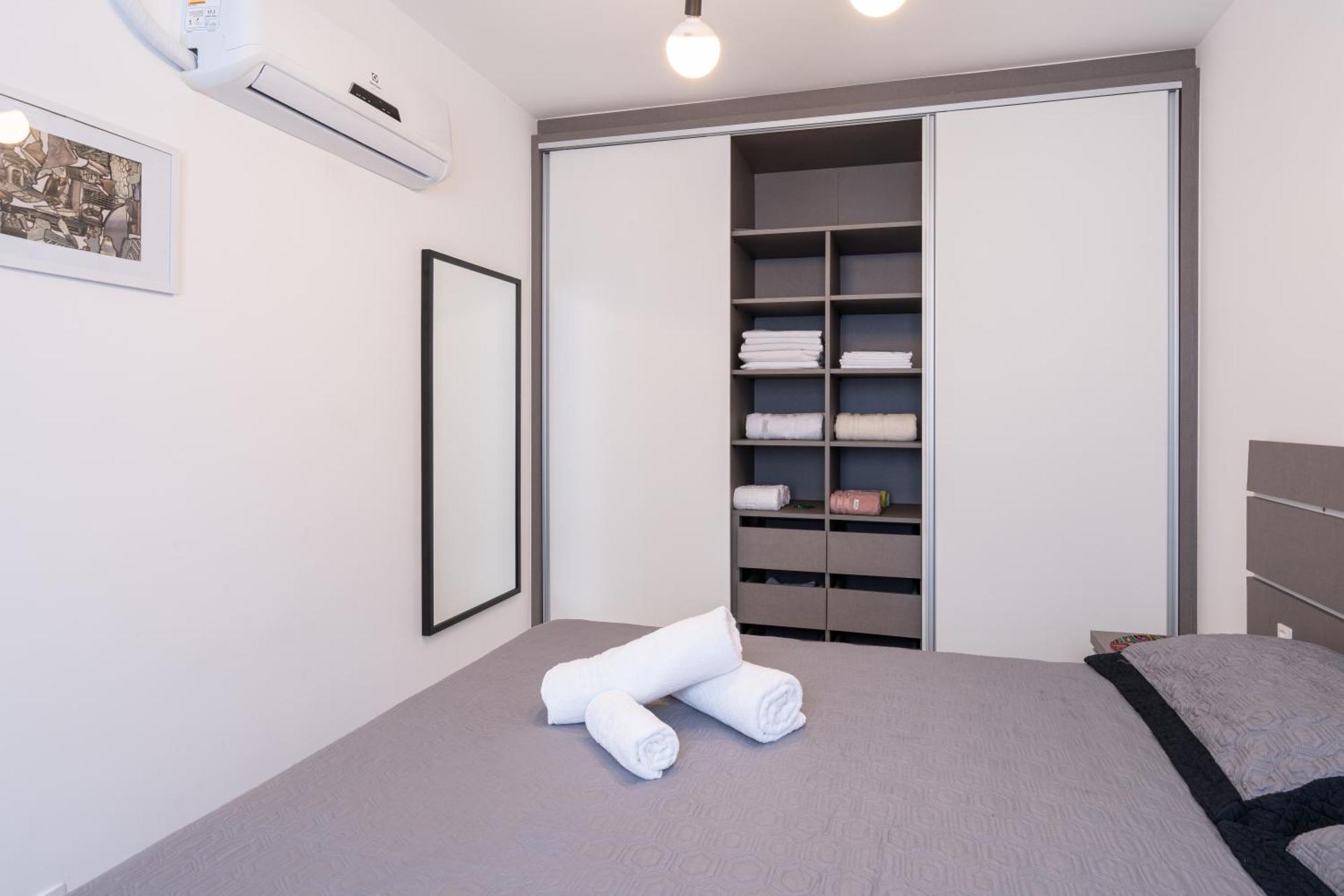 Apartamentos Piçarras: Beachfront Comfort with Pool and 24/7 Security Room photo