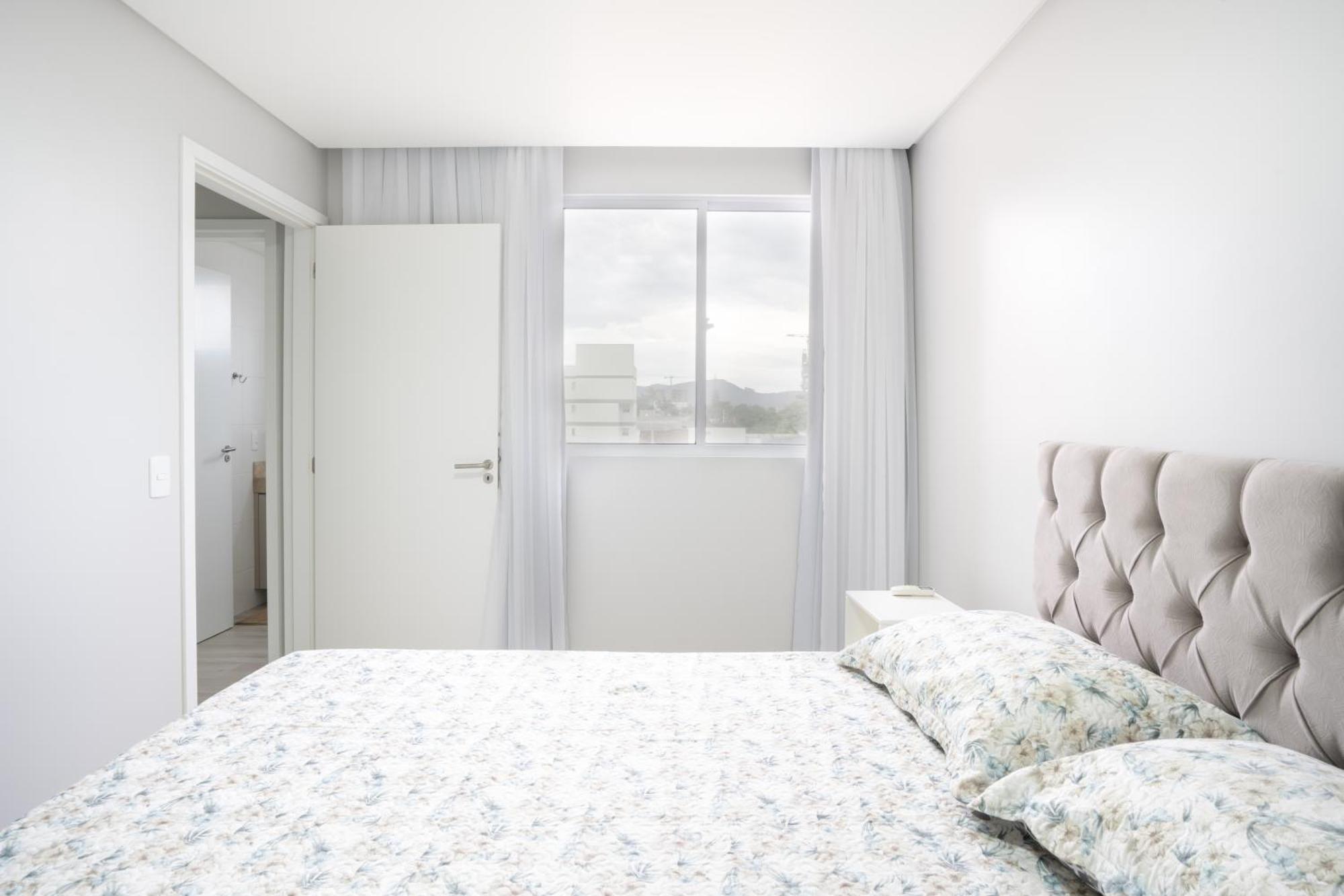Apartamentos Piçarras: Beachfront Comfort with Pool and 24/7 Security Room photo