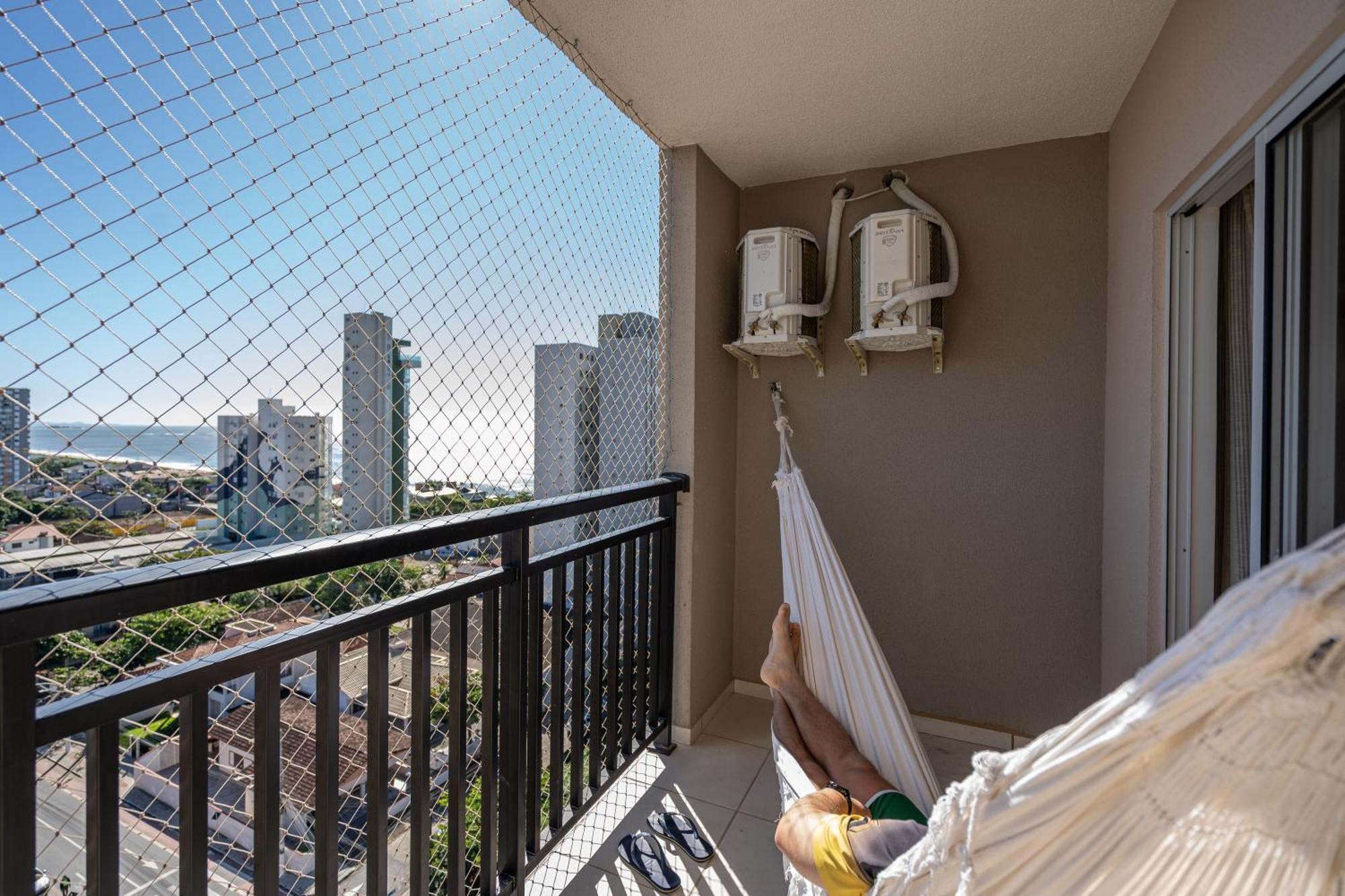 Apartamentos Piçarras: Beachfront Comfort with Pool and 24/7 Security Room photo